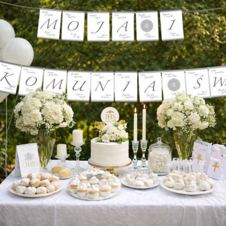 Komunijny zestaw z bieżnikiem, banerem i serwetkami.