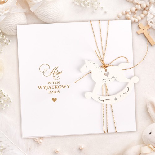 Kartka z zawieszką w kształcie konika na biegunach z dekoracyjnym sznurkiem i personalizacją.