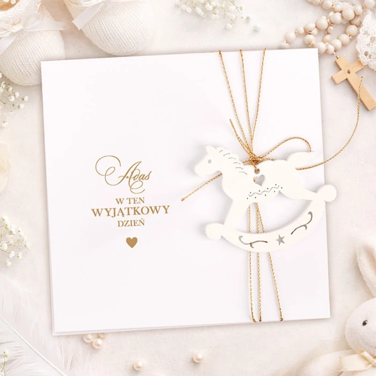 Kartka z zawieszką w kształcie konika na biegunach z dekoracyjnym sznurkiem i personalizacją.