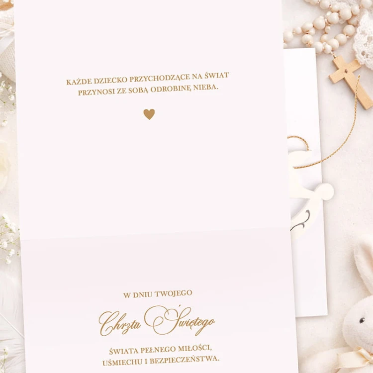 Wnętrze kartki z dedykacją i możliwością podpisu od bliskich. Dopasowane do okazji Chrztu Świętego.