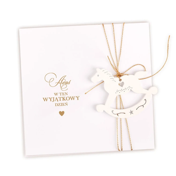 Minimalistyczna kartka na Chrzest Święty  z dekoracyjną zawieszką.