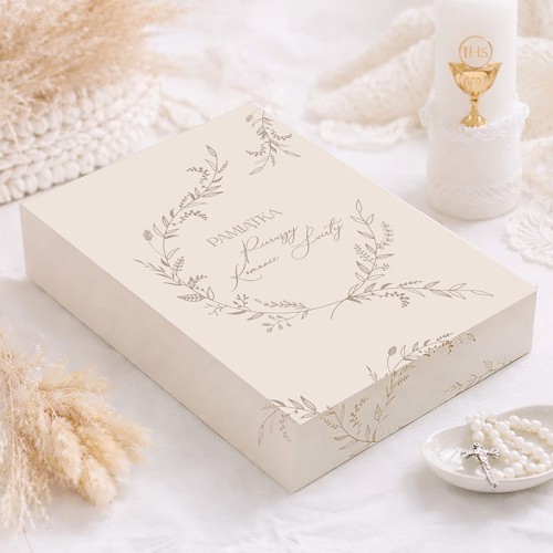 Opakowanie prezentowe na Komunię Świętą w jasnej kolorystyce z subtelną grafiką. Doskonałe do eleganckiego wręczenia Biblii komunijnej.