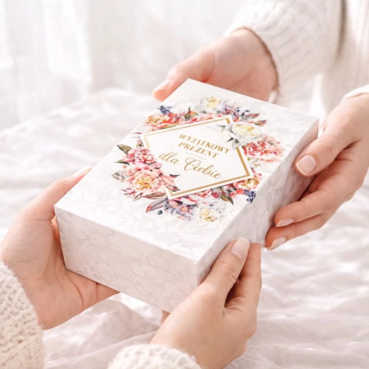 Pudełka na ciasto „Słodkie podziękowania” w zestawie 10 sztuk z dekoracyjnym motywem kwiatowym. Idealne opakowanie na słodkości dla gości na wesele, komunię i inne uroczystości.