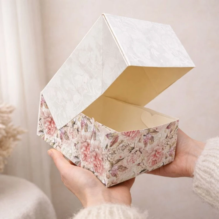 Opakowania na ciasto z napisem „Wyjątkowy prezent". Praktyczne pudełka do pakowania wypieków i deserów dla gości.