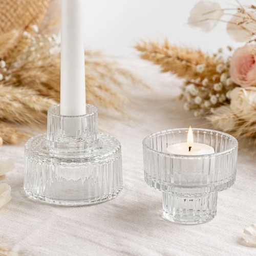 Zestaw szklanych świeczników 2w1 z zapalonymi świecami na eleganckim stole