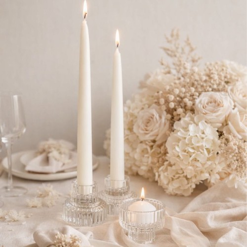 Szklane świeczniki – minimalistyczna dekoracja stołu, idealna do nowoczesnych i klasycznych aranżacji