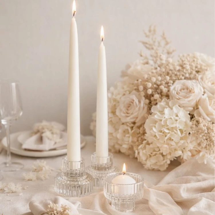 Szklane świeczniki – minimalistyczna dekoracja stołu, idealna do nowoczesnych i klasycznych aranżacji