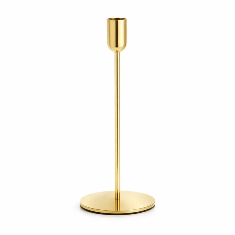 świecznik metalowy złoty na białym tle