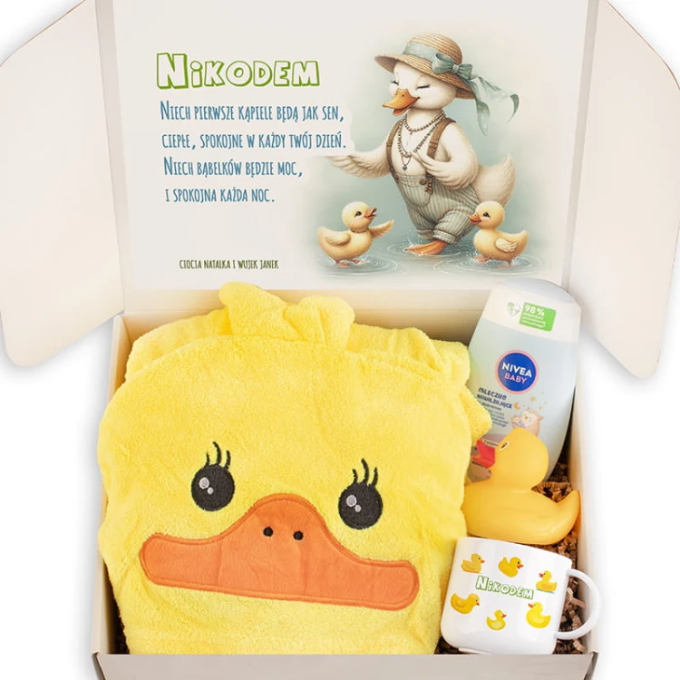 Zestaw kąpielowy dla dziecka z ręcznikiem, kubkiem, kaczuszką i kosmetykiem.