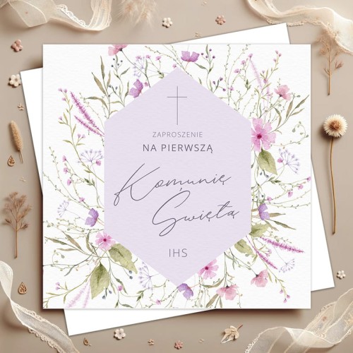Zaproszenia na komunię dziewczynki z kwiatowym motywem.