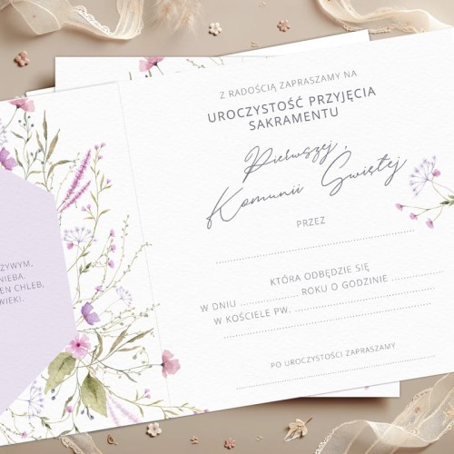 Zaproszenia komunijne do wypisania z kwiatowym motywem. W zestawie koperty.
