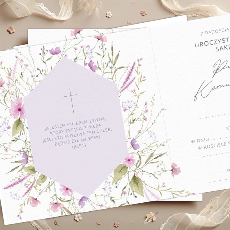 Zaproszenia na Komunię w fioletowej kolorystyce.