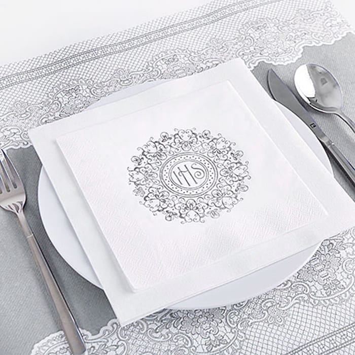 Serwetki komunijne ze srebrnym nadrukiem IHS.