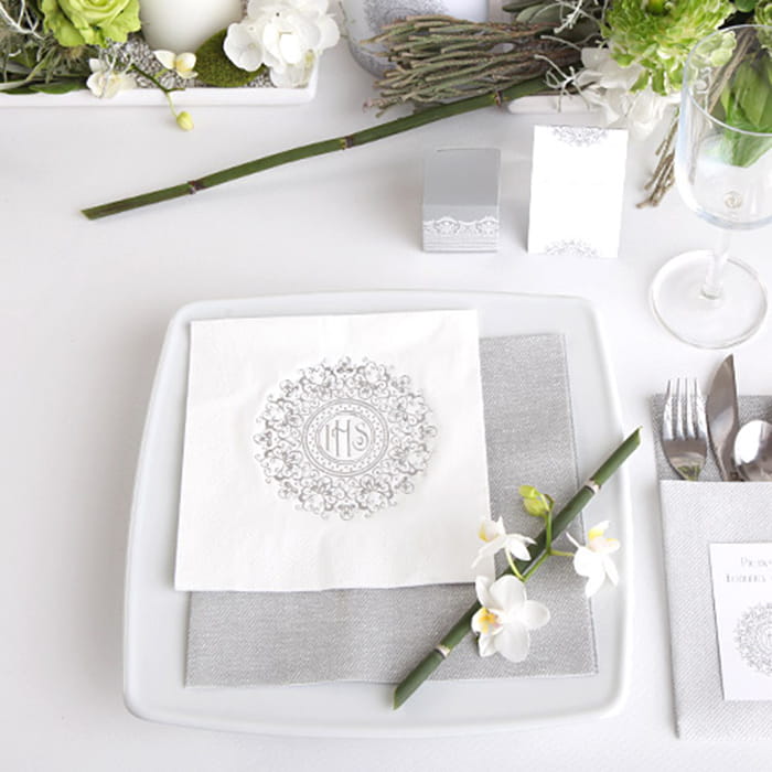 Serwetki na Komunię ze srebrnym motywem koronki i napisu IHS.