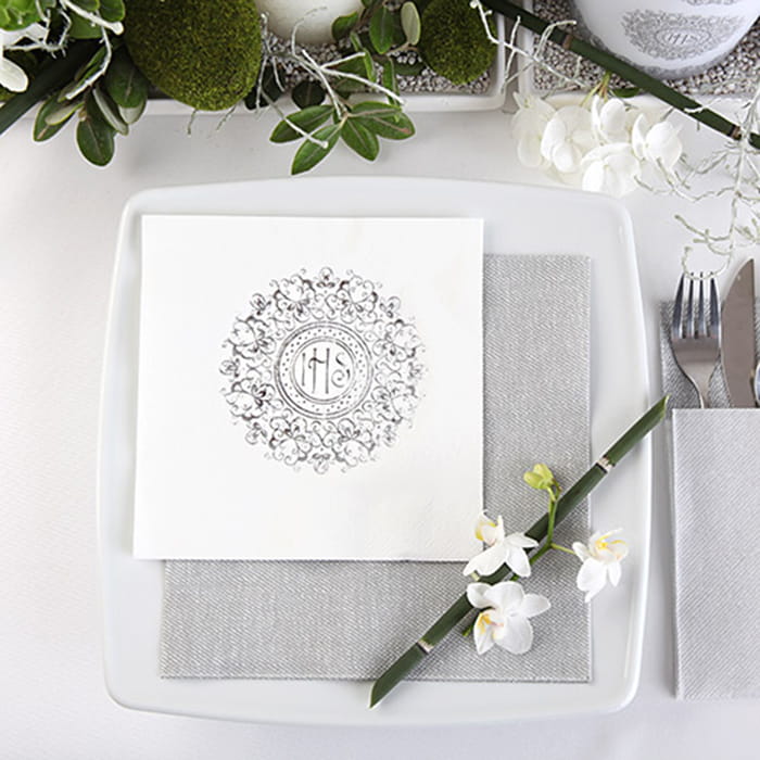 Niezbędna dekoracja stołu na Komunię. Serwetki komunijne z połyskującym srebrnym napisem.