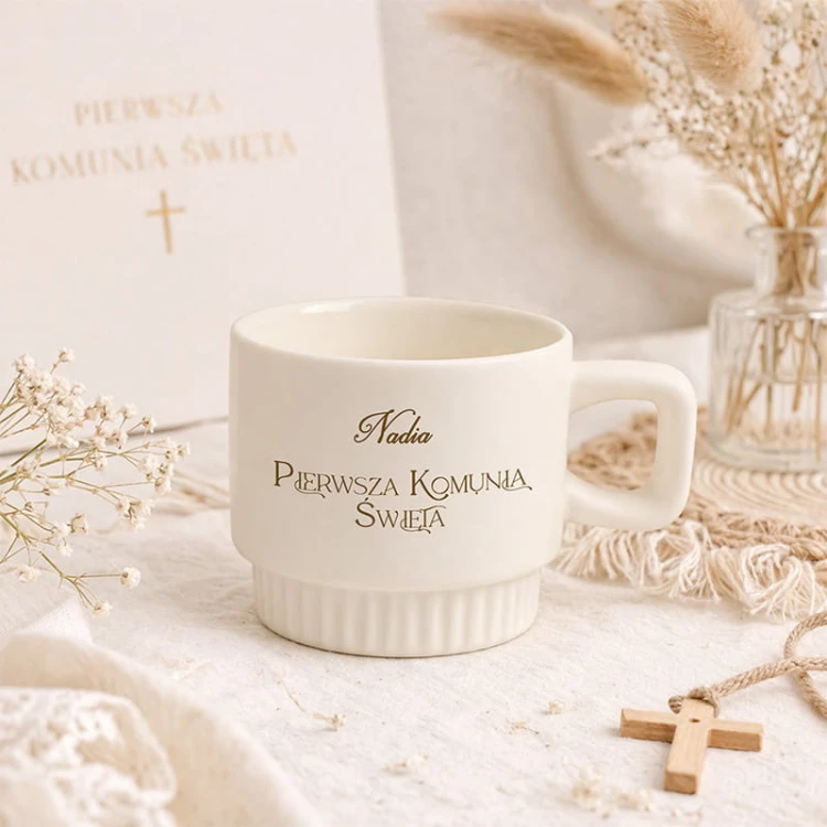 Kubek kremowy personalizowany na prezent komunijny.