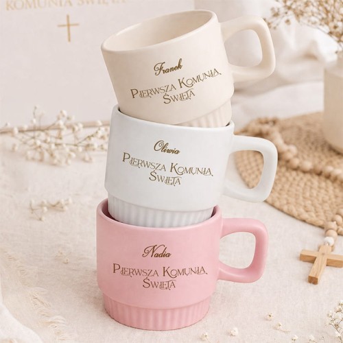 Kolorowy kubek z personalizacją. Prezent praktyczny na Komunię dla dziecka.