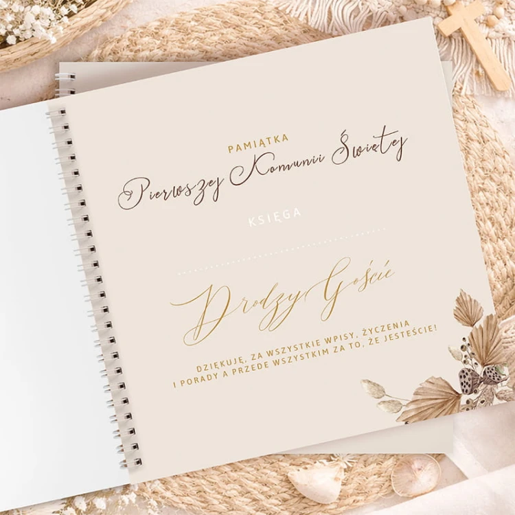 Ankiety komunijne w postaci księgi na spirali.
