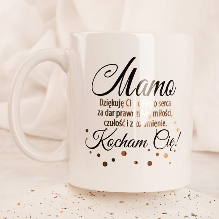 Prezent na Dzień Matki w postaci kubka ze złoconymi napisami.