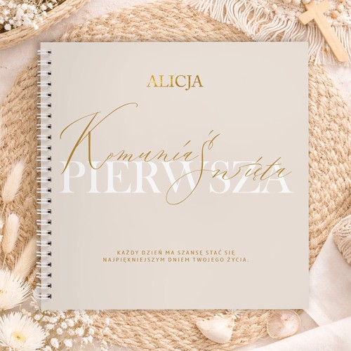 Księga z ankietami komunijnymi jako atrakcja podczas przyjęcia. Personalizowana okładka złotym imieniem.