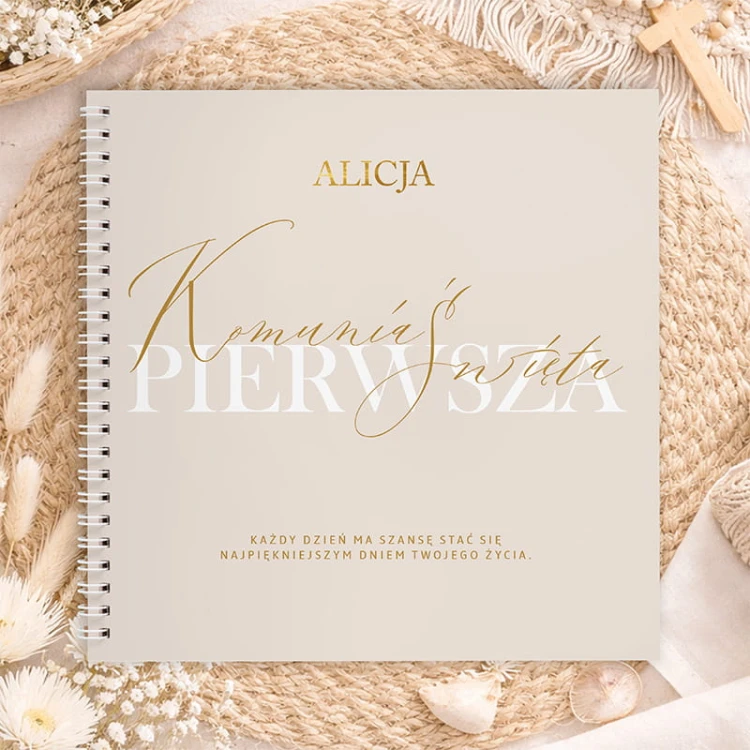 Księga z ankietami komunijnymi jako atrakcja podczas przyjęcia. Personalizowana okładka złotym imieniem.