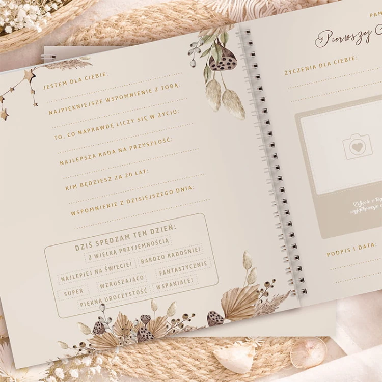 Ankiety komunijne do wypełnienia. Księga komunijna dla gości.