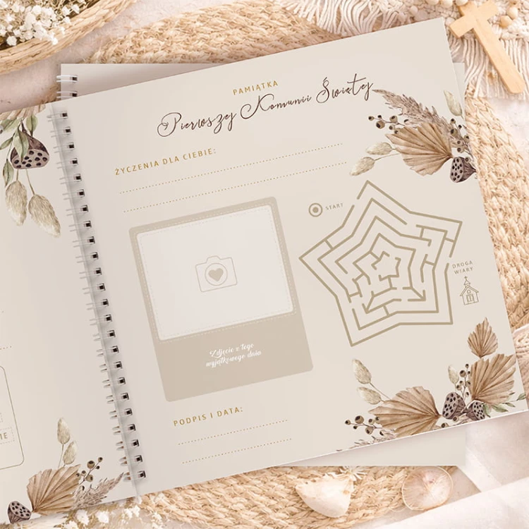 Księga komunijna na zdjęcia i życzenia od gości podczas przyjęcia Pierwszej Komunii Świętej.