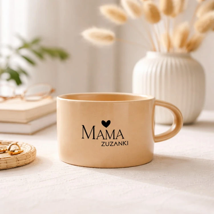 Ceramiczny kubek w beżowym kolorze dla mamy.