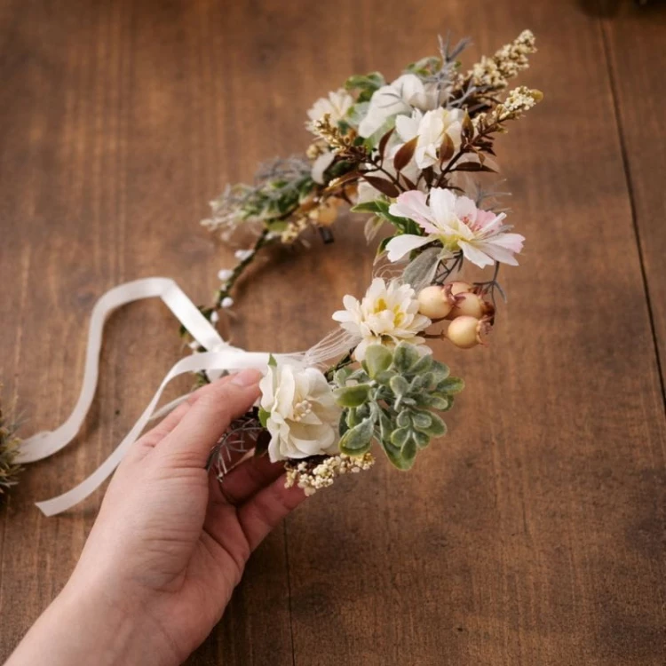 Modny wianek kwiatowy. Piękna ozdoba głowy na Panieński.