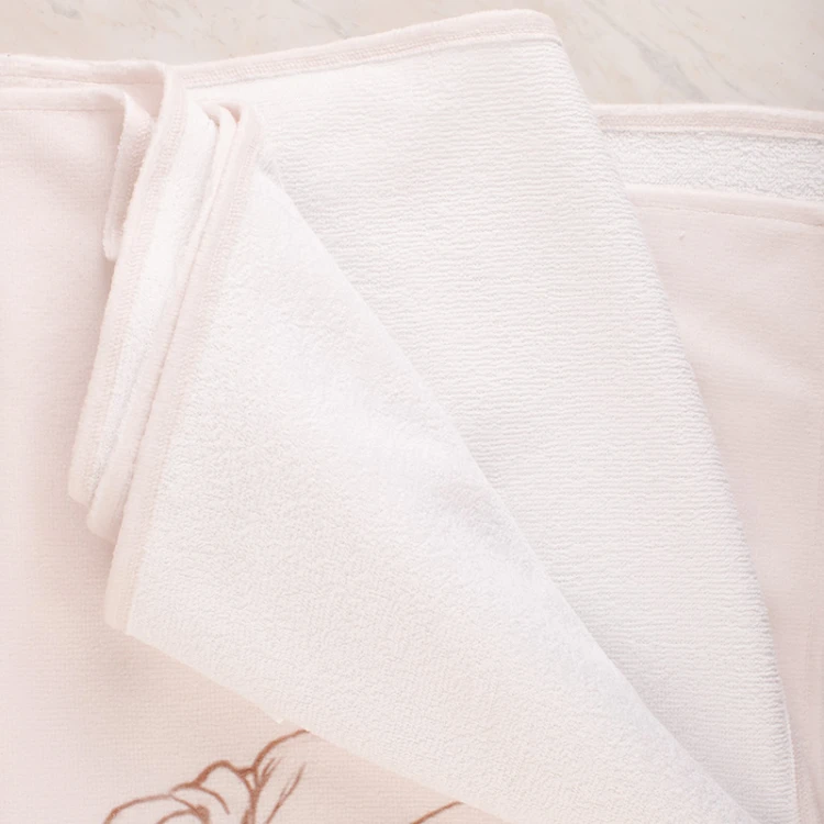 Ręcznik beżowo-biały dla dziecka.