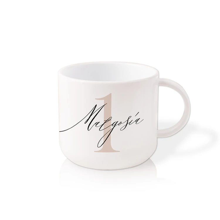 Kubek z imieniem dziecka. Wykonany z tworzywa sztucznego. Prezent na pierwsze urodziny.