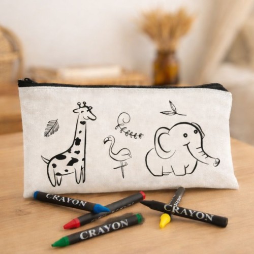 Piórnik do kolorowania z kredkami w zestawie. Kreatywny i ciekawy prezent dla dziecka.