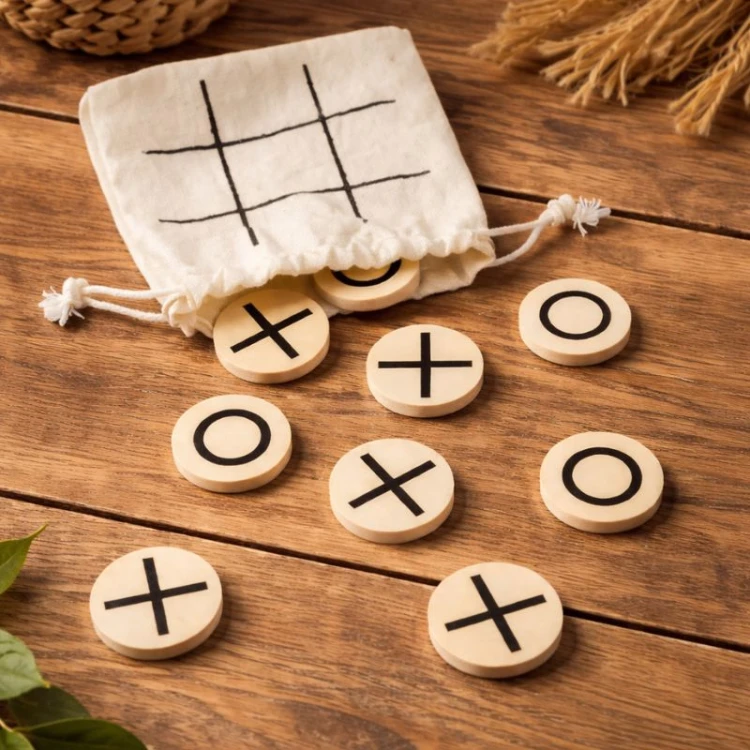 Drewniana gra kółko i krzyżyk w bawełnianym woreczku.