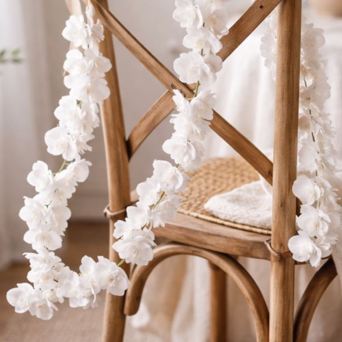 Dekoracja w postaci kwiatów orchidei. Piękna dekoracja krzeseł.