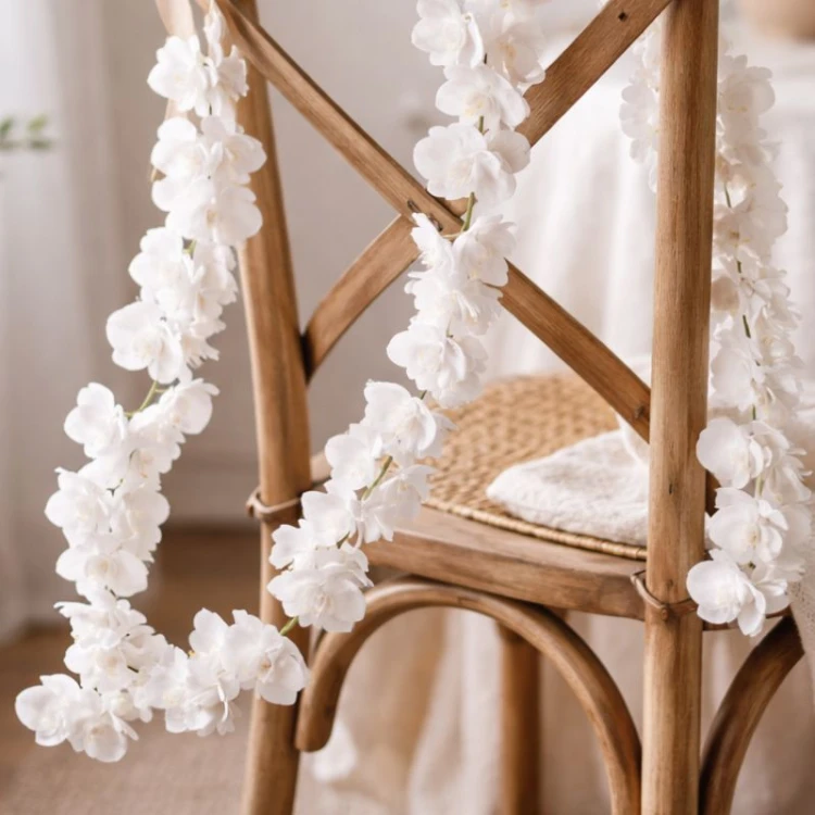 Dekoracja w postaci kwiatów orchidei. Piękna dekoracja krzeseł.