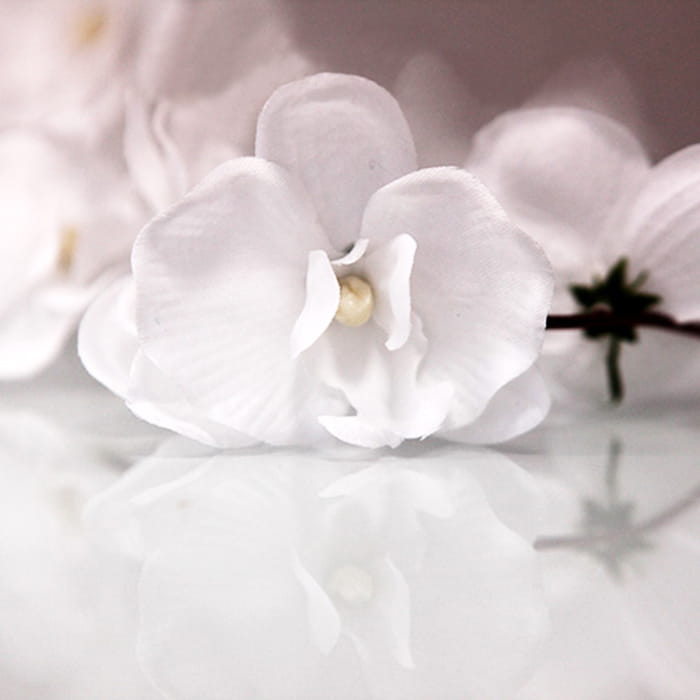 Piękna dekoracyjna kwiatowa girlanda ze sztucznych kwiatów.