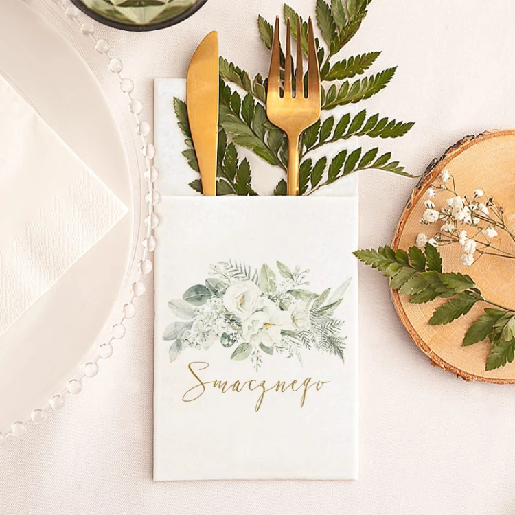 Białe kieszonki z kwiatowym motywem. Dekoracja stołu.