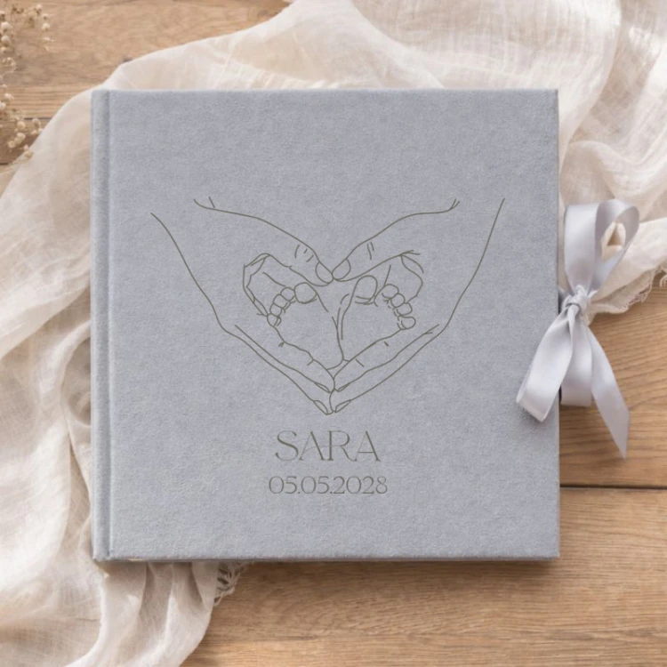 Album welurowy z personalizacją. Prezent na narodziny.