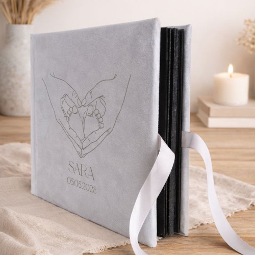 Personalizowany album na narodziny. Szary album z weluru.