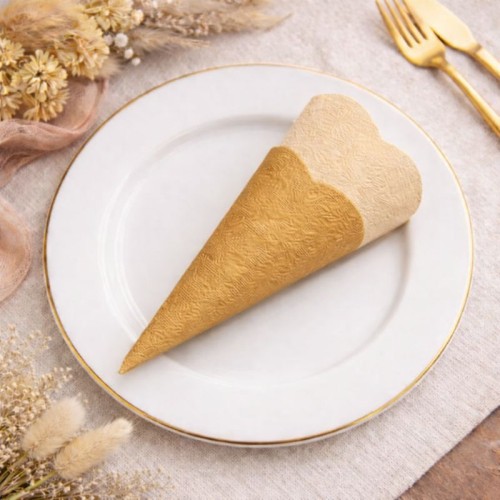 Serwetki złote papierowe do dekoracji stołu.