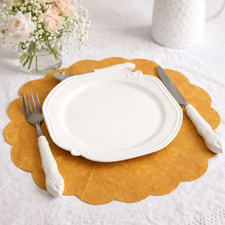 Złote okrągłe serwetki do dekoracji stołu.