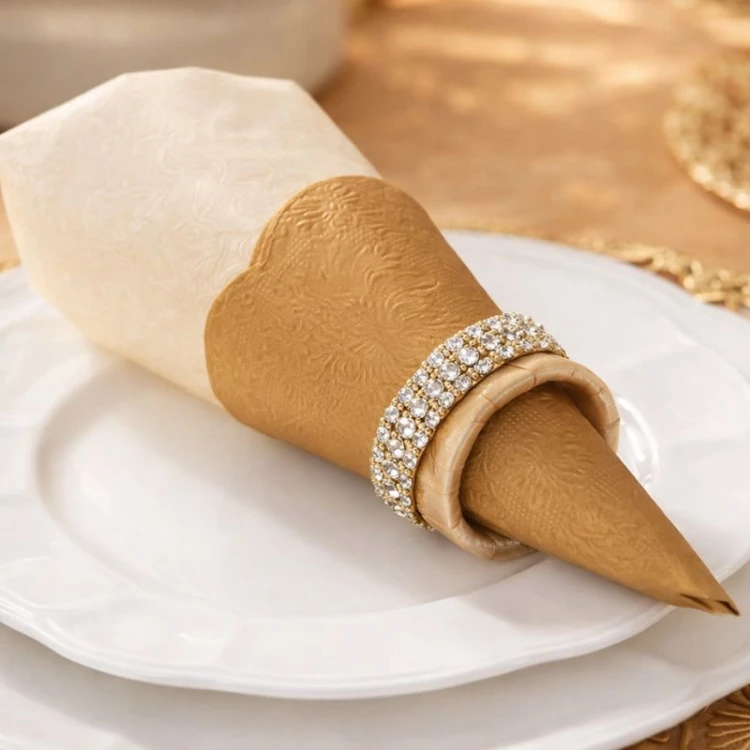 Serwetki papierowe do dekoracji stołu w złotym kolorze.