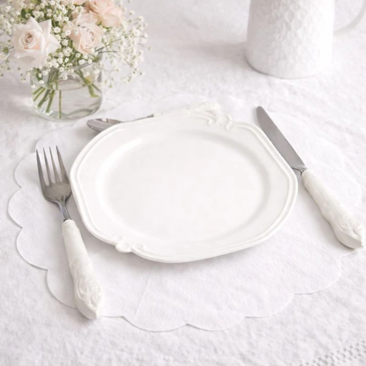 Piękne subtelnie tłoczone serwetki okrągłe w białym kolorze.