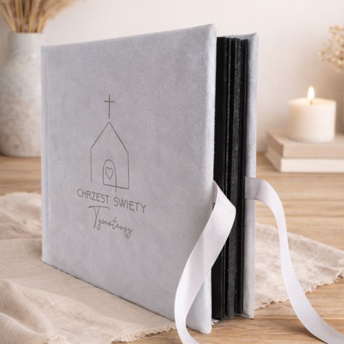 Elegancki album na chrzest z miękką aksamitną oprawą i wstążką