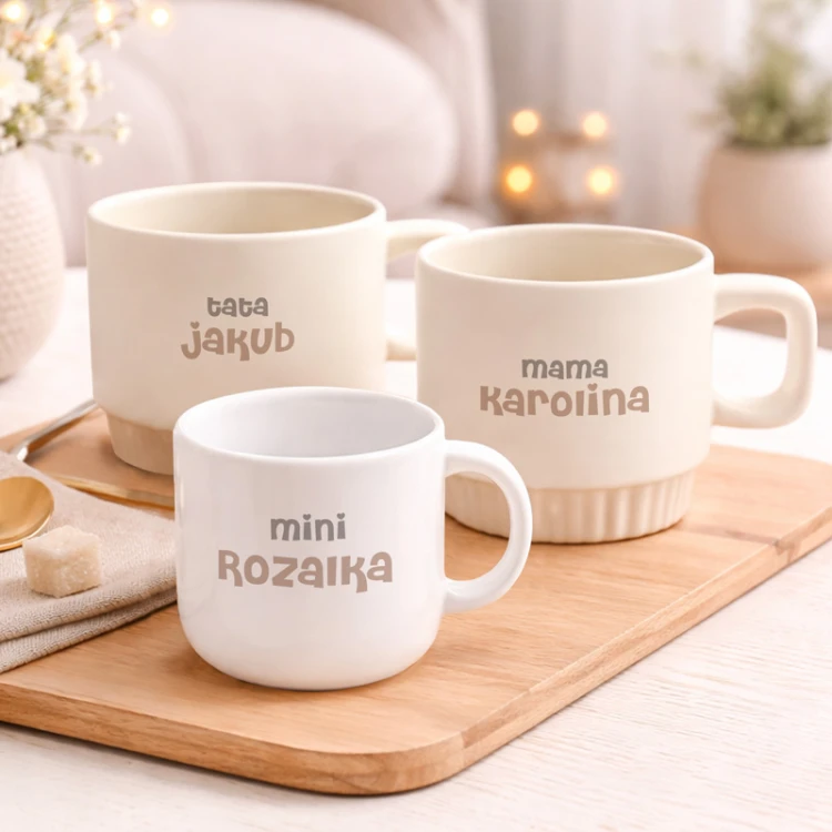 Personalizowany komplet kubków dla dziecka oraz rodziców. W zestawie dwa ceramiczne kubki i jeden plastikowy.