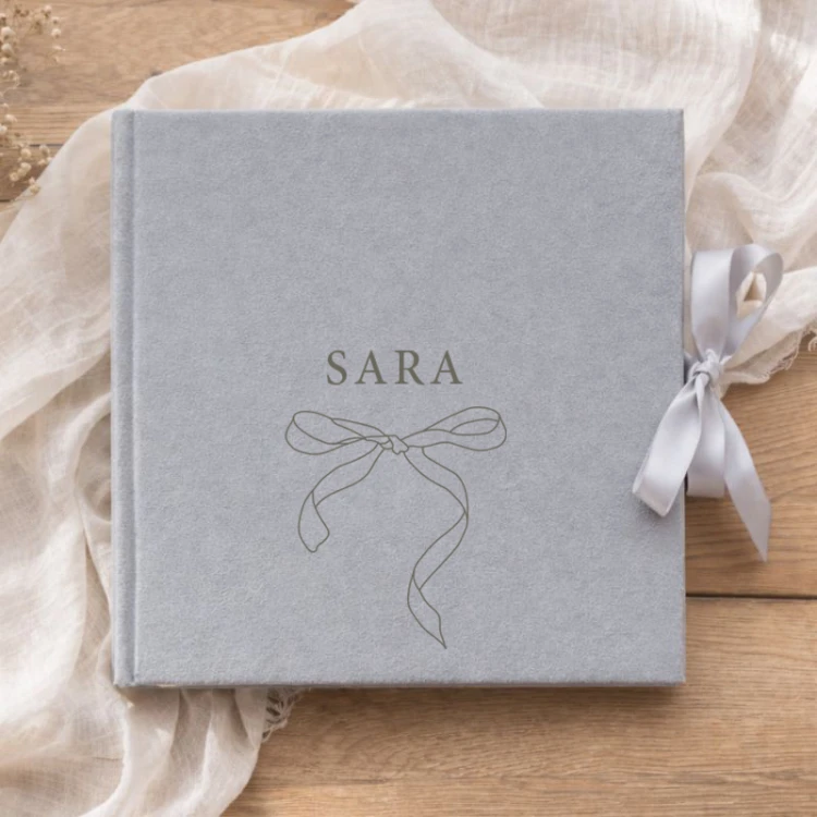 Elegancki album welurowy z motywem kokardy. Personalizacja imienia.