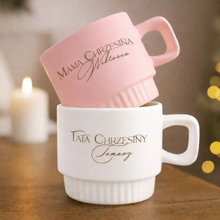 Podziękowanie dla rodziców chrzestnych w postaci kubka z personalizacją i ryflowaniem.