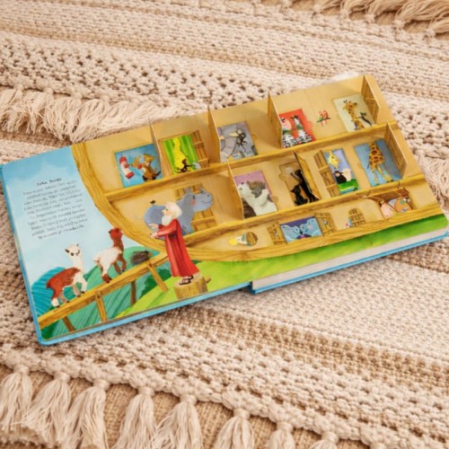 Biblia z okienkami na prezent religijny dla dziecka.