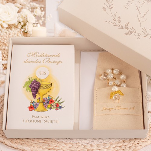 Gotowy zestaw komunijny w postaci modlitewnika, różańca i koperty.