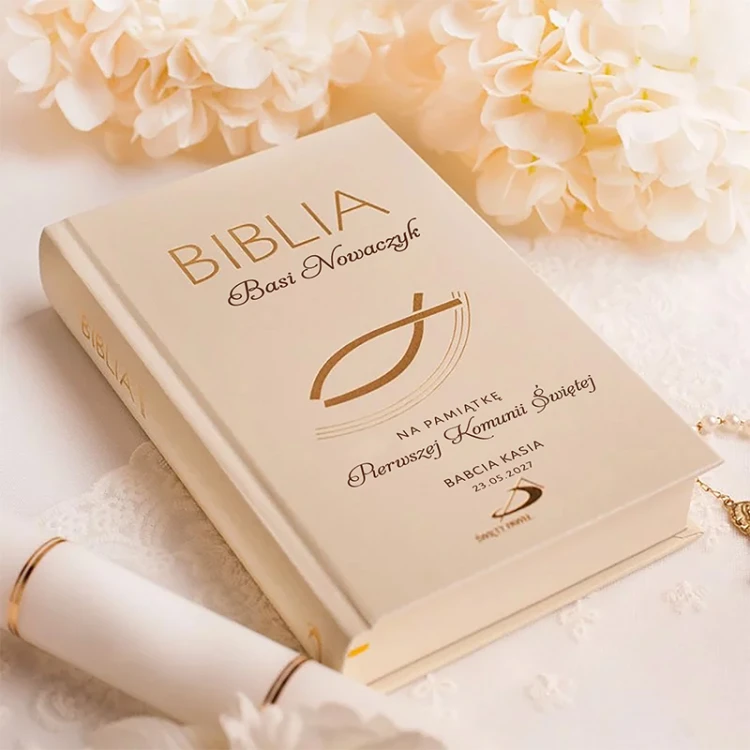 Personalizowana biblia komunijna z dedykacją na okładce.